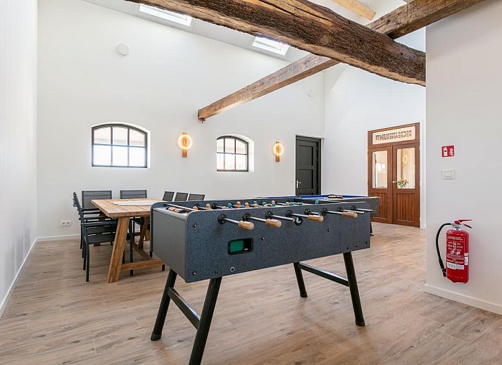 Open living space in Lindehoeve vacation home, Turnhout, with dining area and modern kitchen.