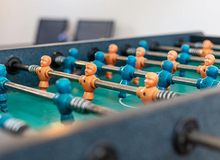 Open living space in Lindehoeve vacation home, Turnhout, with dining area and modern kitchen.