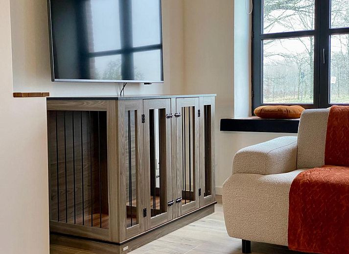 Open living space in Lindehoeve vacation home, Turnhout, with dining area and modern kitchen.