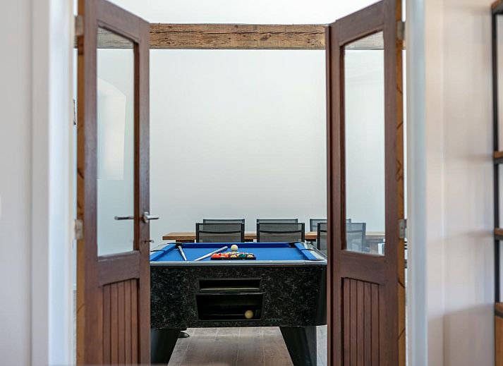 Open living space in Lindehoeve vacation home, Turnhout, with dining area and modern kitchen.