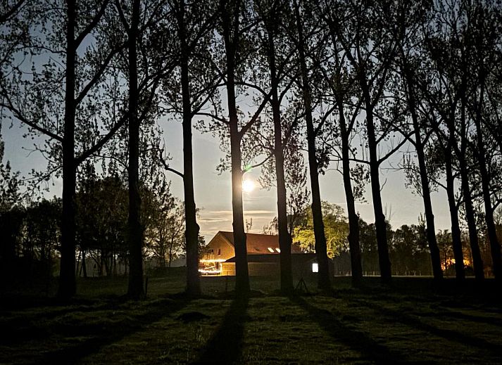 Open living space in Lindehoeve vacation home, Turnhout, with dining area and modern kitchen.