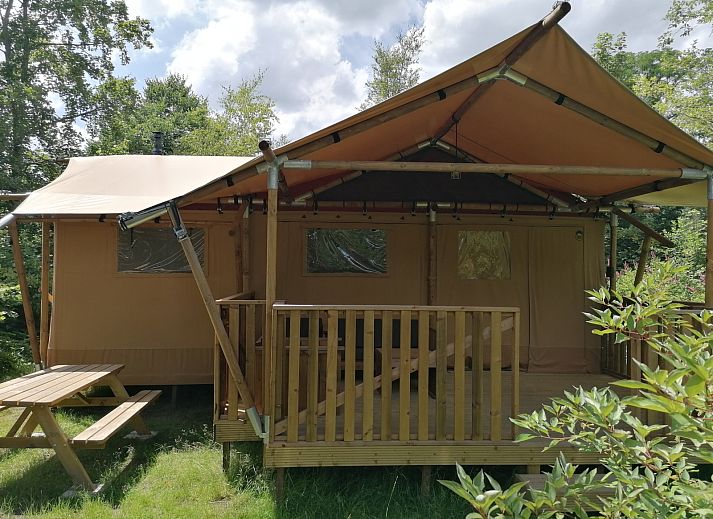 Das Safarizelt Dreamer in Turnhout bei Antwerpen bietet ein rustikales Glamping-Erlebnis mit Veranda und gruener Umgebung fuer Naturliebhaber.