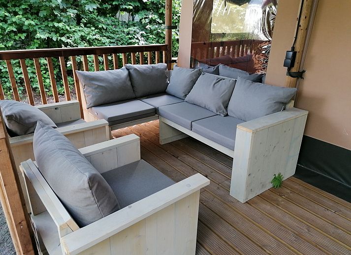 Das Safarizelt Dreamer in Turnhout bei Antwerpen bietet ein rustikales Glamping-Erlebnis mit Veranda und gruener Umgebung fuer Naturliebhaber.