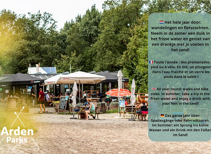 Modernes Badezimmer in Safaritent Dreamer, einer Glamping-Lodge in Turnhout, Antwerpen, mit Dusche und Waschbecken.