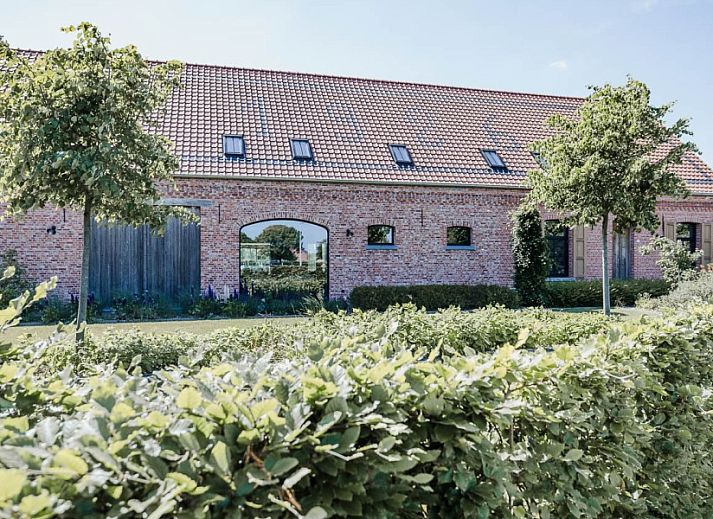 Driehoekshoeve vacation home in Kasterlee, Antwerp with charming brick exterior and green surroundings.