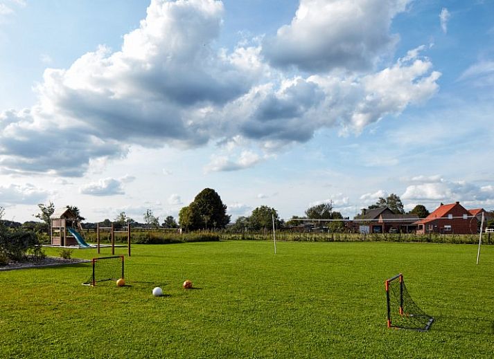 Driehoekshoeve vacation home in Kasterlee, Antwerp with charming brick exterior and green surroundings.