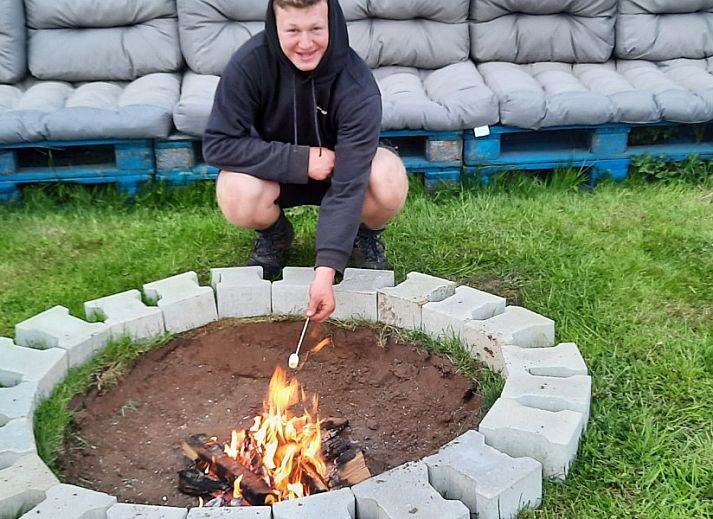 Modernes Interieur von De Drieshoeve, Ferienhaus in Kasterlee, Antwerpen, mit Esstisch aus Holz.