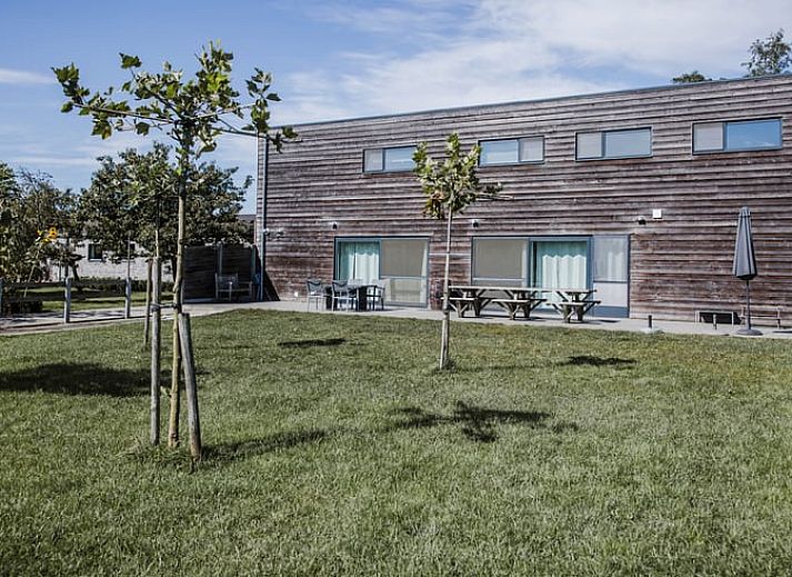 Cottage in Kasterlee, ein Ferienhaus in Antwerpen, Belgien, mit einem grossen Garten und einer modernen Holzfassade fuer einen erholsamen Aufenthalt.