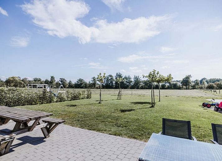 Cottage in Kasterlee, ein Ferienhaus in Antwerpen, Belgien, mit einem grossen Garten und einer modernen Holzfassade fuer einen erholsamen Aufenthalt.