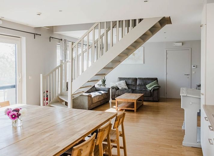 Cottage in Kasterlee, ein Ferienhaus in Antwerpen, Belgien, mit einem grossen Garten und einer modernen Holzfassade fuer einen erholsamen Aufenthalt.