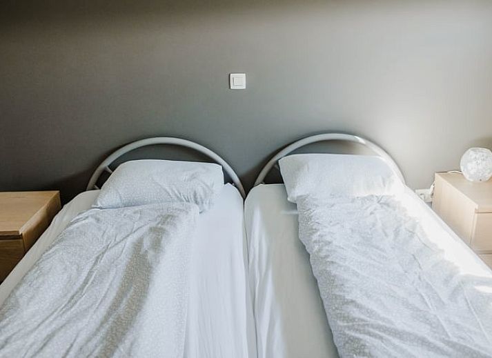 Cottage in Kasterlee, ein Ferienhaus in Antwerpen, Belgien, mit einem grossen Garten und einer modernen Holzfassade fuer einen erholsamen Aufenthalt.