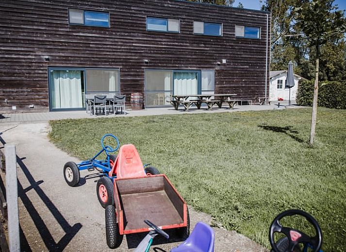 Geniessen Sie die ruhige Umgebung im Huisje in Kasterlee, einem Ferienhaus in Kasterlee, Antwerpen, mit einer grossen Terrasse und einer schoenen Aussicht ins Gruene.