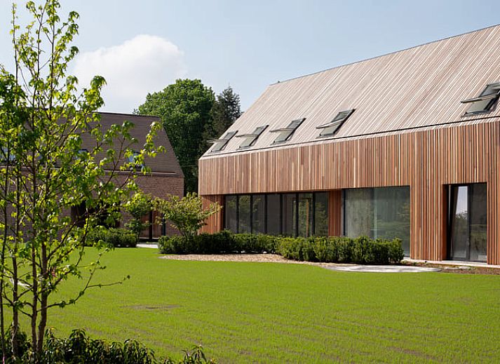 Modern vacation home in Kasterlee, Antwerp, surrounded by greenery and natural surroundings, ideal for a relaxing stay.