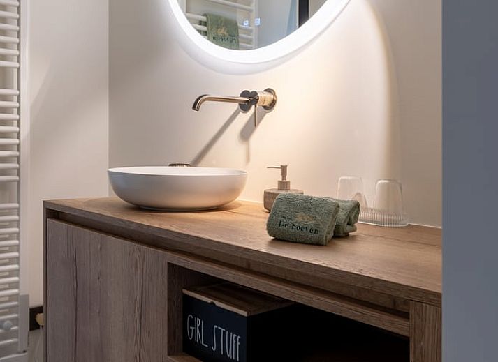 Geniessen Sie die Entspannung im Whirlpool im Holiday home in Kasterlee, einem charmanten Ferienhaus im gruenen Antwerpen, Belgien.