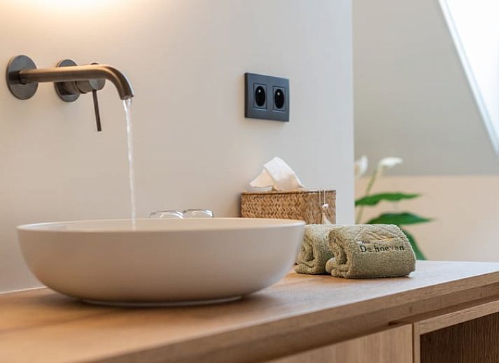 Geniessen Sie die Entspannung im Whirlpool im Holiday home in Kasterlee, einem charmanten Ferienhaus im gruenen Antwerpen, Belgien.