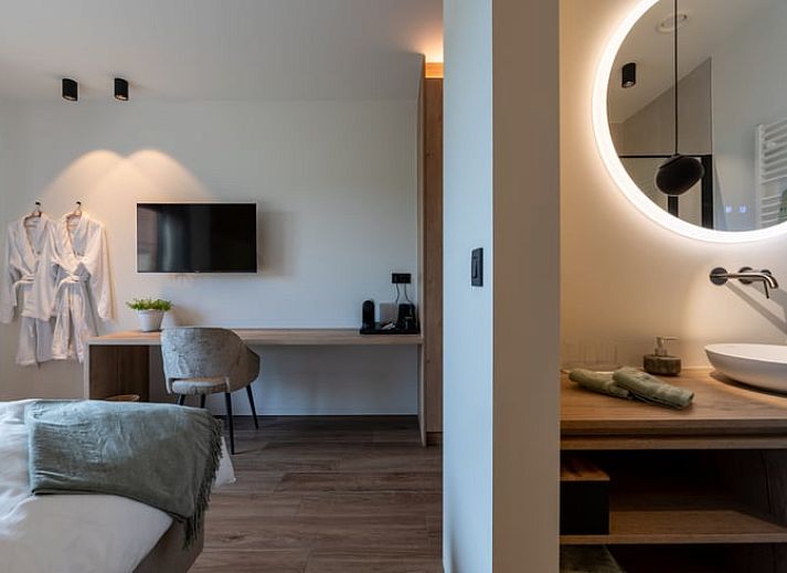 Gemuetliches Schlafzimmer im Ferienhaus in Kasterlee, Antwerpen, mit luxurioesen Handtuechern fuer einen komfortablen Aufenthalt.