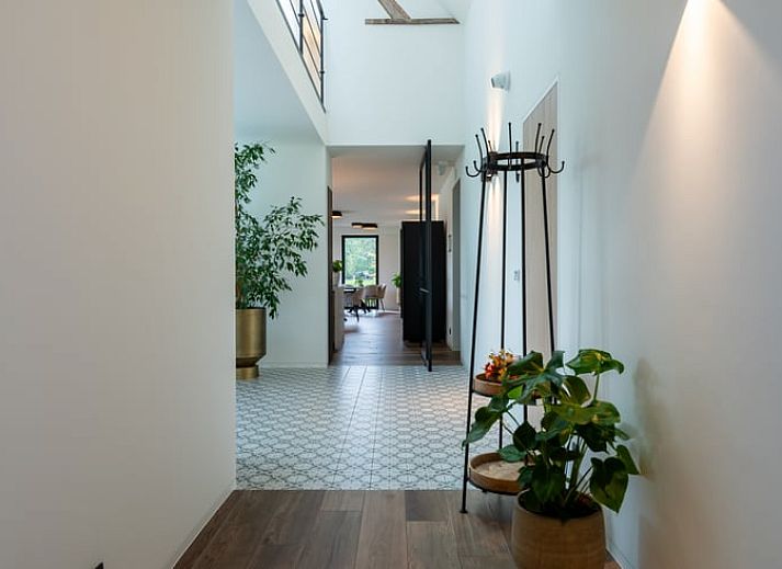 Gemuetliches Schlafzimmer im Ferienhaus in Kasterlee, Antwerpen, mit luxurioesen Handtuechern fuer einen komfortablen Aufenthalt.