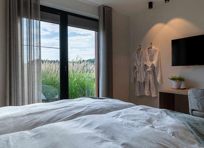 Geniessen Sie die schoene Terrasse des Ferienhauses in Kasterlee, Antwerpen, Belgien, mit Blick auf den ruhigen Garten und die Natur.