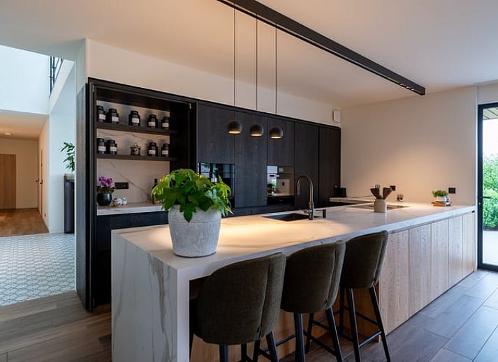 Geniessen Sie die schoene Terrasse des Ferienhauses in Kasterlee, Antwerpen, Belgien, mit Blick auf den ruhigen Garten und die Natur.