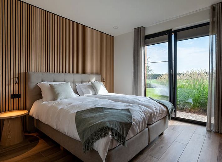 Geniessen Sie die schoene Terrasse des Ferienhauses in Kasterlee, Antwerpen, Belgien, mit Blick auf den ruhigen Garten und die Natur.