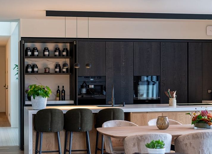 Geniessen Sie die schoene Terrasse des Ferienhauses in Kasterlee, Antwerpen, Belgien, mit Blick auf den ruhigen Garten und die Natur.