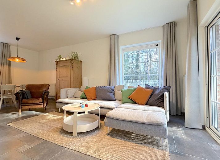 Stylish living room of Lierelodge vacation home in Oud-Turnhout, Antwerp, overlooking the terrace and surrounding nature.