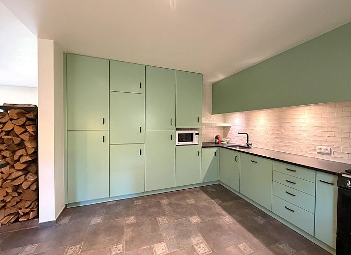 Stylish living room of Lierelodge vacation home in Oud-Turnhout, Antwerp, overlooking the terrace and surrounding nature.