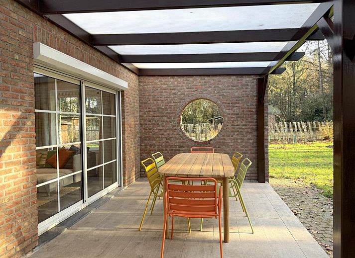 Cozy living room of Lierelodge, a vacation home in Oud-Turnhout, Antwerp, with modern fireplace and television for ultimate comfort.