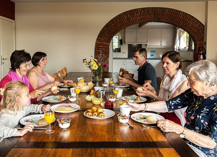 Der Ferienhof Hannekentas in Essen, Belgien, bietet einen herrlichen Blick auf die gruene Landschaft, die den Ferienhof umgibt.