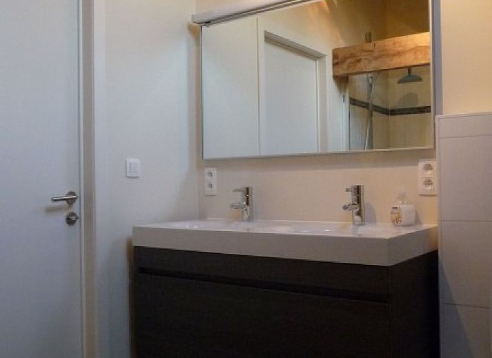 Gemuetliches Familienessen im Esszimmer der Vakantiehoeve Hannekentas, einem Ferienhaus in Essen, Antwerpen.