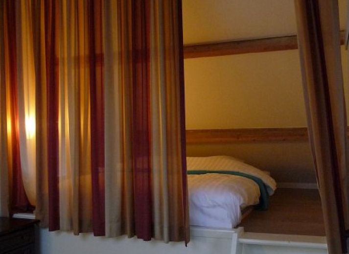 Gemuetliches Familienessen im Esszimmer der Vakantiehoeve Hannekentas, einem Ferienhaus in Essen, Antwerpen.