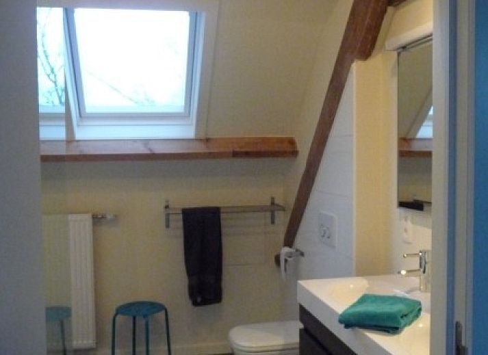 Geraeumiger Innenbereich mit langem Esstisch im Ferienhof Hannekentas, einem Ferienhaus in Essen, Belgien.