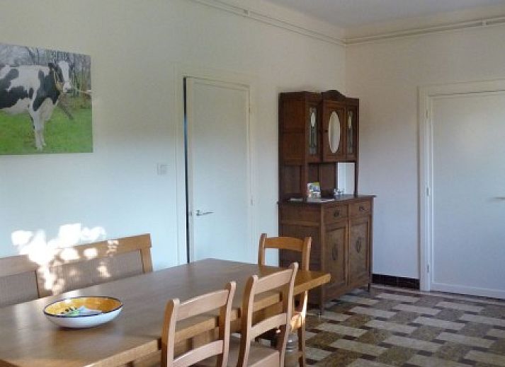 Geraeumiger Innenbereich mit langem Esstisch im Ferienhof Hannekentas, einem Ferienhaus in Essen, Belgien.