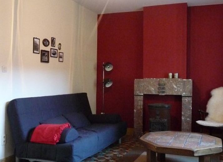 Geraeumiger Innenbereich mit langem Esstisch im Ferienhof Hannekentas, einem Ferienhaus in Essen, Belgien.