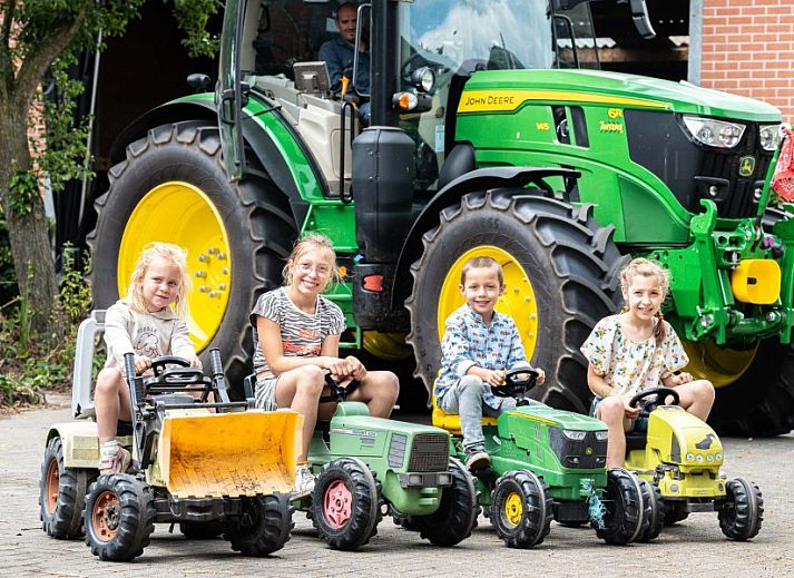 Schlafzimmer mit Holzbalken in Vakantiehoeve Hannekentas, einem charmanten Ferienhaus in Essen, Belgien.