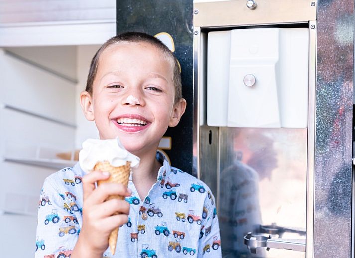 Schlafzimmer mit Holzbalken in Vakantiehoeve Hannekentas, einem charmanten Ferienhaus in Essen, Belgien.
