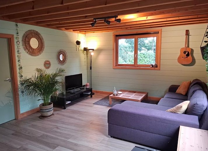 Entspannen Sie sich auf der gemuetlichen Terrasse des Holiday Home in Wuustwezel, eines idyllischen Ferienhauses in Antwerpen, Belgien.