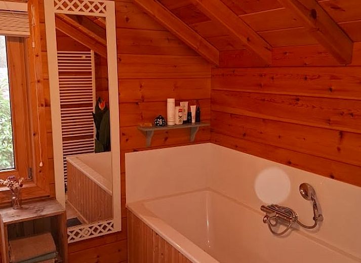 Gemuetliches Wohnzimmer des Ferienhauses in Wuustwezel mit Holzinterieur, ideal fuer einen entspannten Aufenthalt in Antwerpen, Belgien.