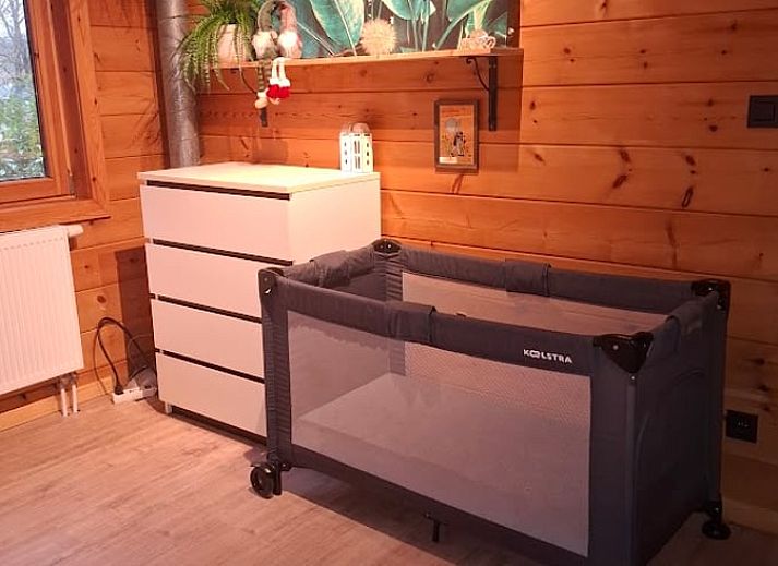 Gemuetliches Wohnzimmer des Ferienhauses in Wuustwezel mit Holzinterieur, ideal fuer einen entspannten Aufenthalt in Antwerpen, Belgien.