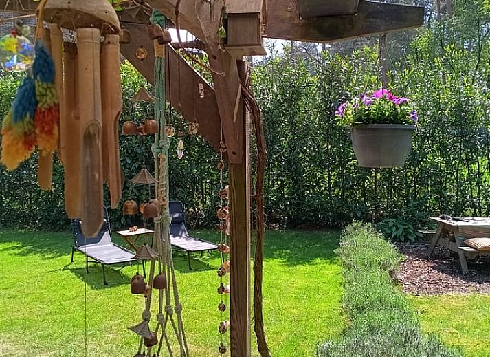 Essecke mit Blick auf den Garten im Ferienhaus in Wuustwezel, ideal fuer einen Familienurlaub in Antwerpen, Belgien.