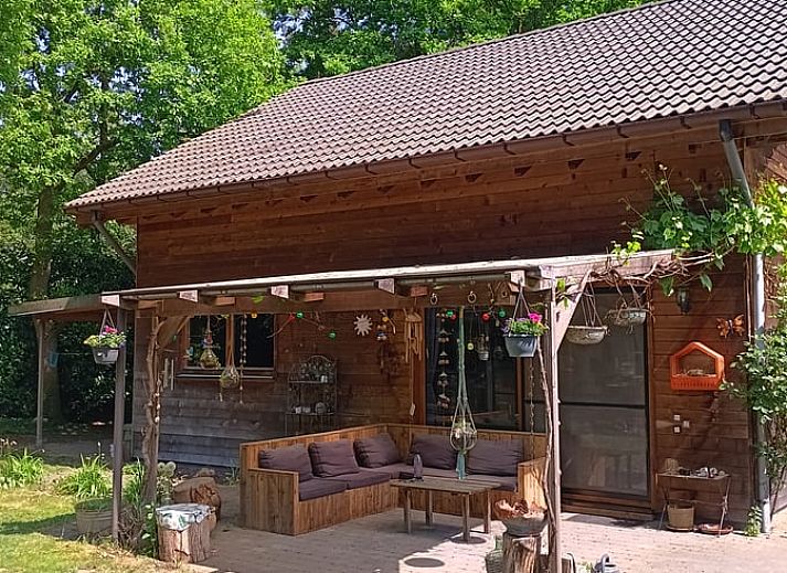 Essecke mit Blick auf den Garten im Ferienhaus in Wuustwezel, ideal fuer einen Familienurlaub in Antwerpen, Belgien.