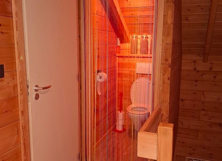 Essecke mit Blick auf den Garten im Ferienhaus in Wuustwezel, ideal fuer einen Familienurlaub in Antwerpen, Belgien.