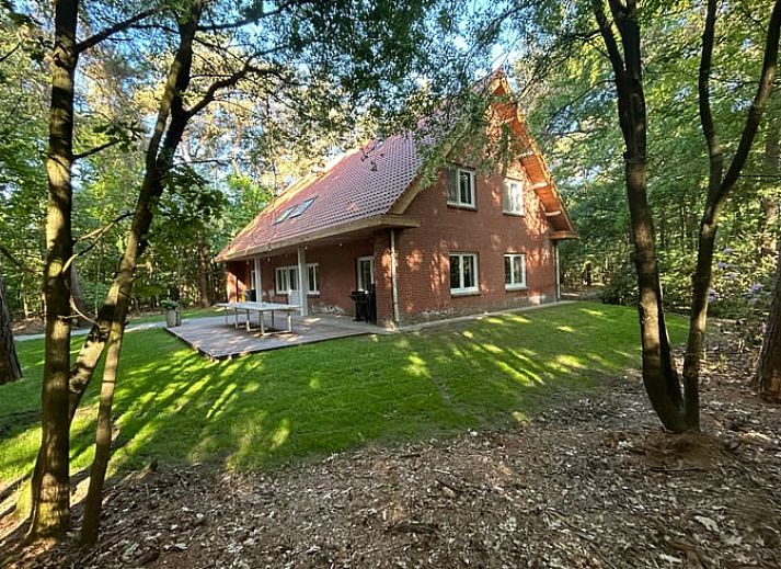 Cottage in Wuustwezel, cottage in Antwerp with spacious garden and terrace, surrounded by serene nature.