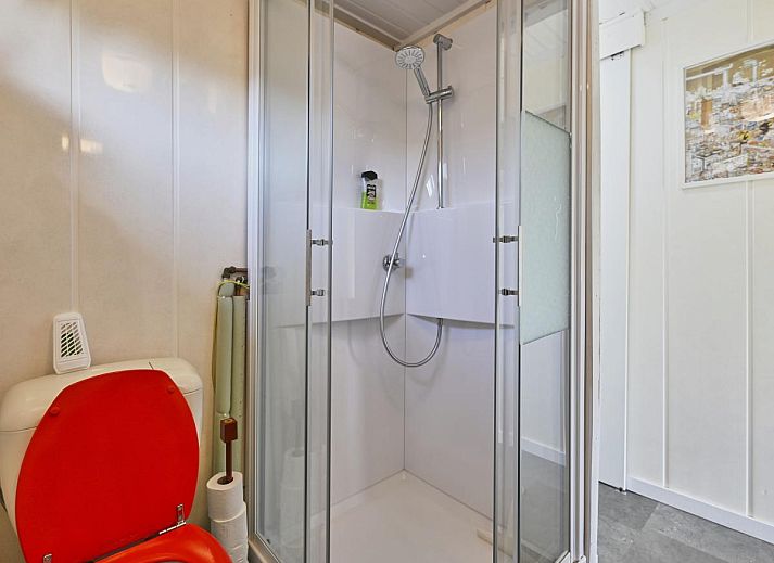 Ooievaarsnest chalet in Geel, Antwerpen biedt een prachtig uitzicht op het water en groene omgeving, ideaal voor een ontspannen vakantie.