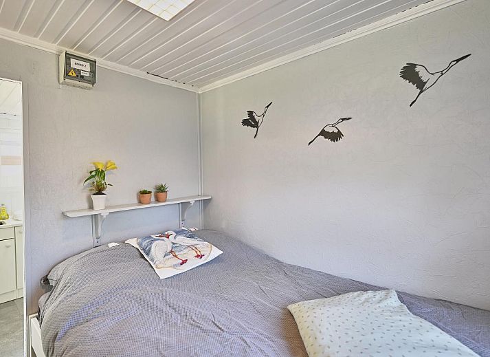 Ooievaarsnest chalet in Geel, Antwerpen biedt een prachtig uitzicht op het water en groene omgeving, ideaal voor een ontspannen vakantie.