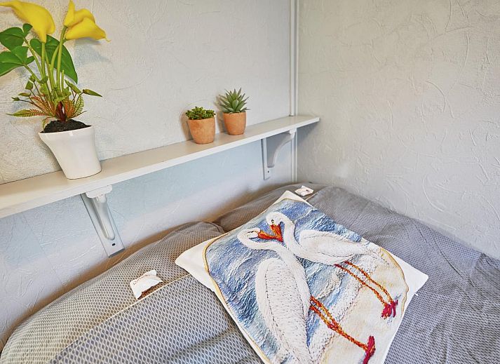 Geniet van het charmante chalet Ooievaarsnest in Geel, Antwerpen, met een uitnodigend terras en groene omgeving.