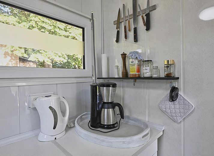 Geniet van het charmante chalet Ooievaarsnest in Geel, Antwerpen, met een uitnodigend terras en groene omgeving.