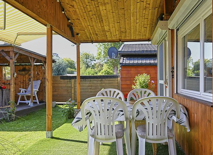 Gezellige woonkamer van chalet Ooievaarsnest in Geel, Antwerpen met moderne inrichting en comfortabele zitruimte.