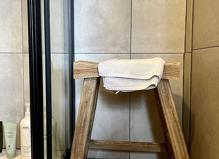 Modernes Badezimmer im Ferienhaus in Oelegem, Komfort und Stil im Herzen von Antwerpen, Belgien.