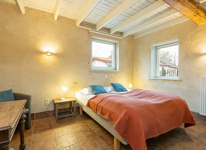 De Morgenstond vakantiehuis in Baarle-Hertog, Antwerpen, biedt een charmante buitenkant met groene omgeving en zonnige hemel.
